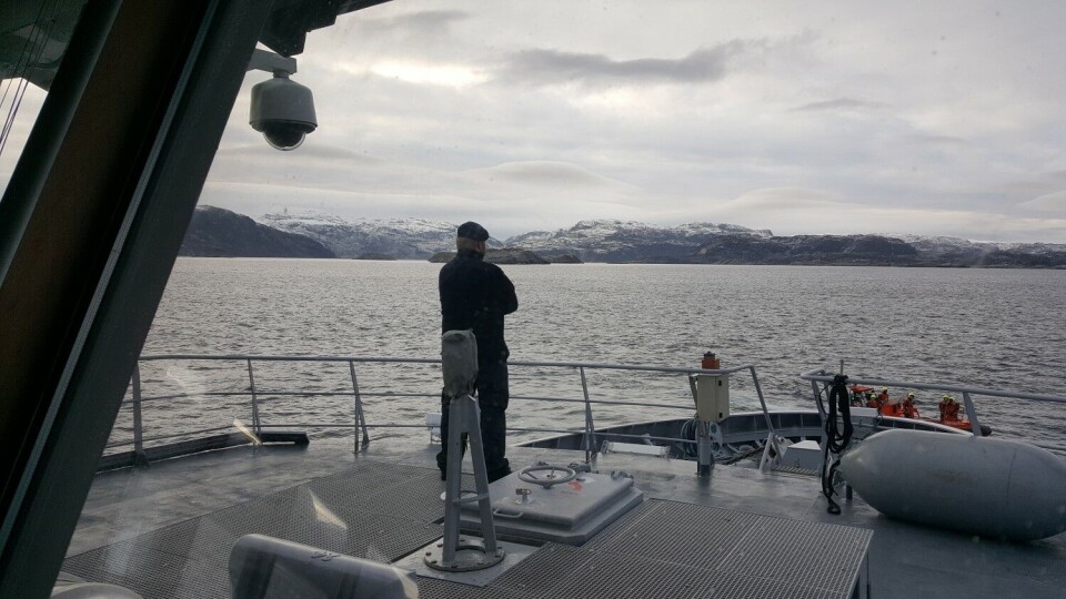 The Norwegian Coast Guard vessel “KV Farm” is patrolling the maritime border areas of the Barents Sea. Here with Grense Jakobselv and Russia in the horizon. Photo: Thomas Nilsen