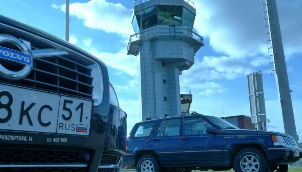 Fewer cars with Russian registration plates are seen in Finland, like here at the airport in Ivalo. Photo: Thomas Nilsen