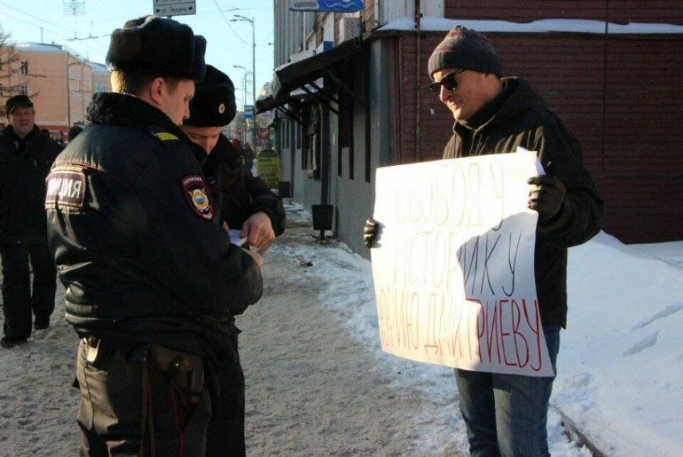 Silent demonstration in support of Yury Dmitriev. Photo: Gleb Yarovoy, Semnasem.ru