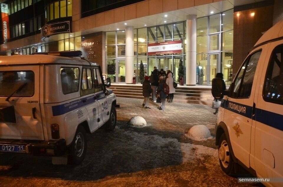 Police put halt to journalist meeting at Hotel Avalon in Syktivkar. Photo: Semnasem.ru