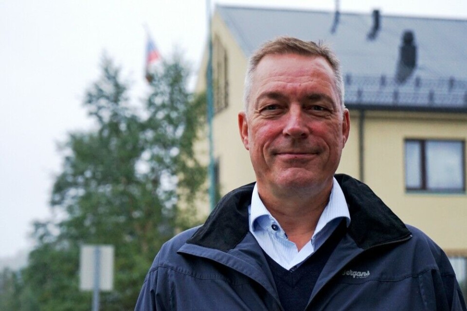 Norway’s Minister of Defense Frank Bakke-Jensen with the Russian Consulate in Kirkenes in the background. Photo: Thomas Nilsen