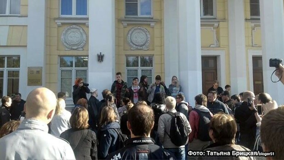 Rally in front of the Murmansk regional government office. Photo: Tatiana Britskaya/Bloger51
