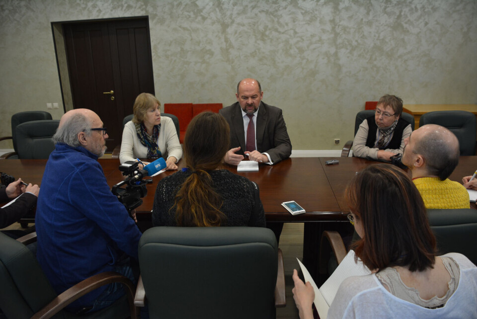 Governor Igor Orlov speaks with journalists during the Barents Press annual meeting 2017. Photo: Atle Staalesen