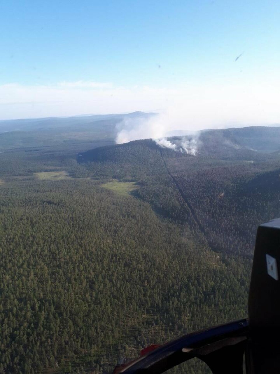 This photo was taken Saturday and shows how the fire crosses the border. Photo: Lapland Rescue Service