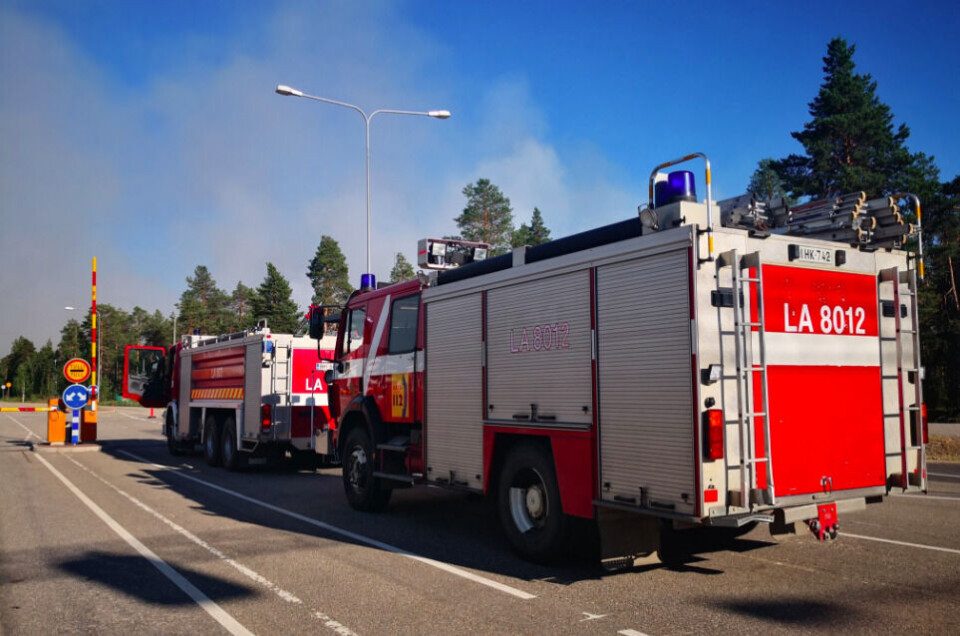 Two fire trucks from Finland crossed the border to Russia at Raja-Jooseppi Frida evening. Photo: LAPIN RAJAVARTIOSTO / Lapland Border Guards