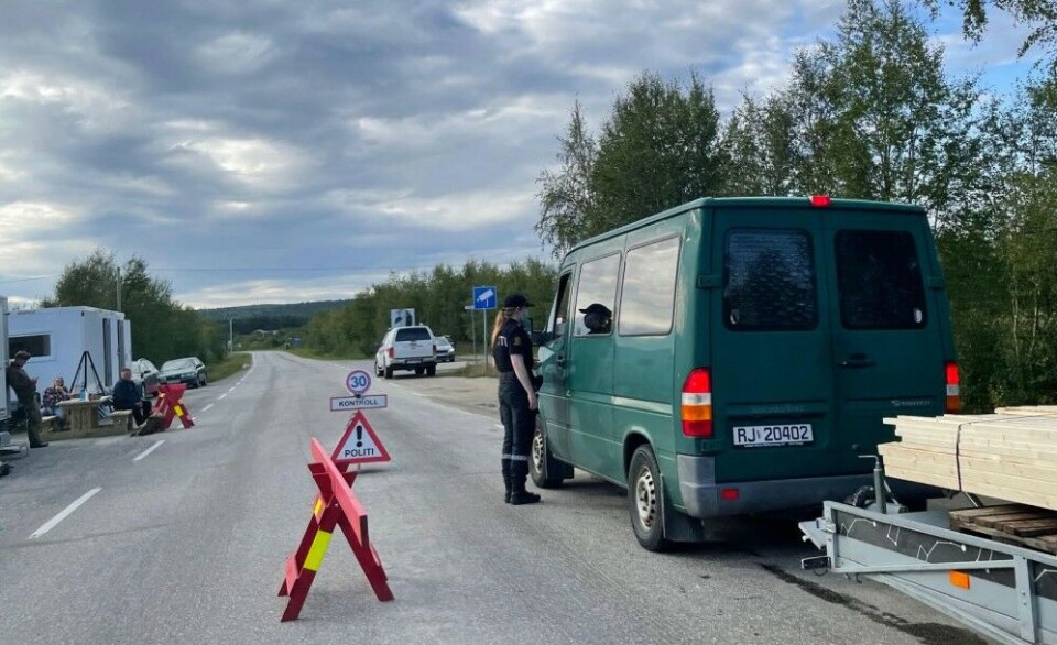 Border control by police and Home Guard soldiers at Norwegian-Finnish border crossing. Photo: Atle Staalesen