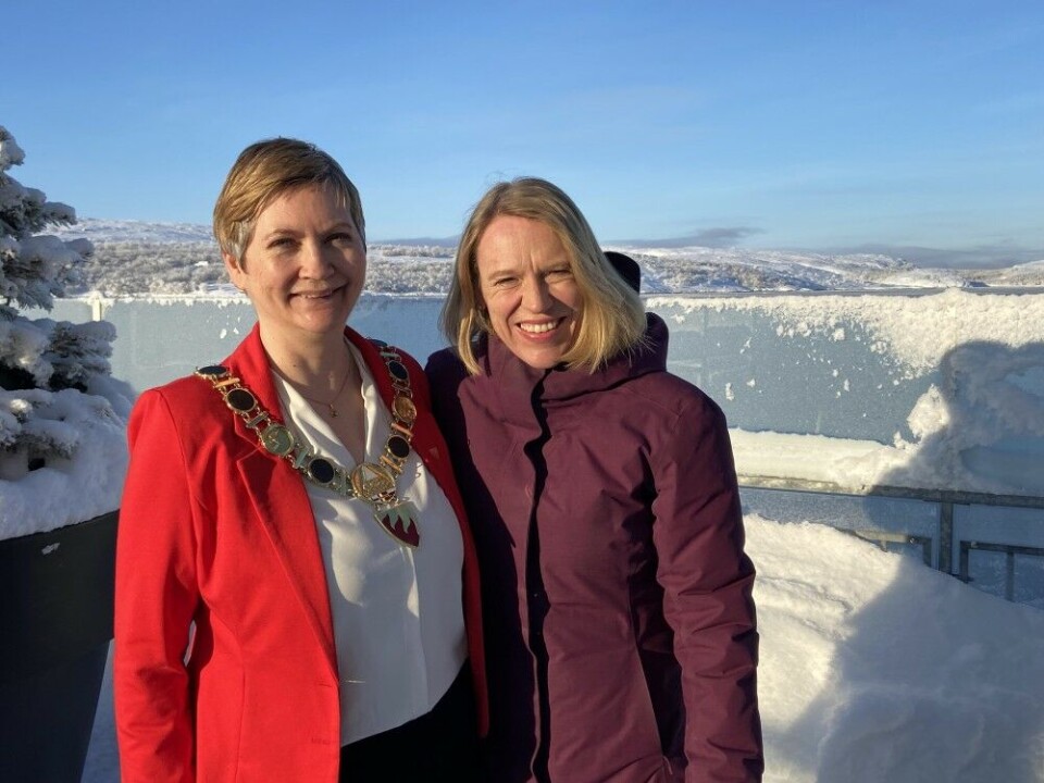 Kirkenes Mayor Lena Noreng Bergeng (left) with Foreign Minister Anniken Huitfeldt. Photo: Thomas Nilsen