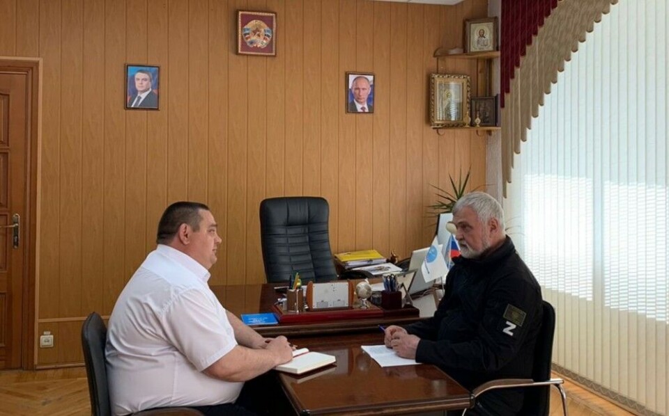 Head of Komi Republic Vladimir Uyba (right) talks cooperation with local authorities in Luhansk region. Photo: Komi governor's press office