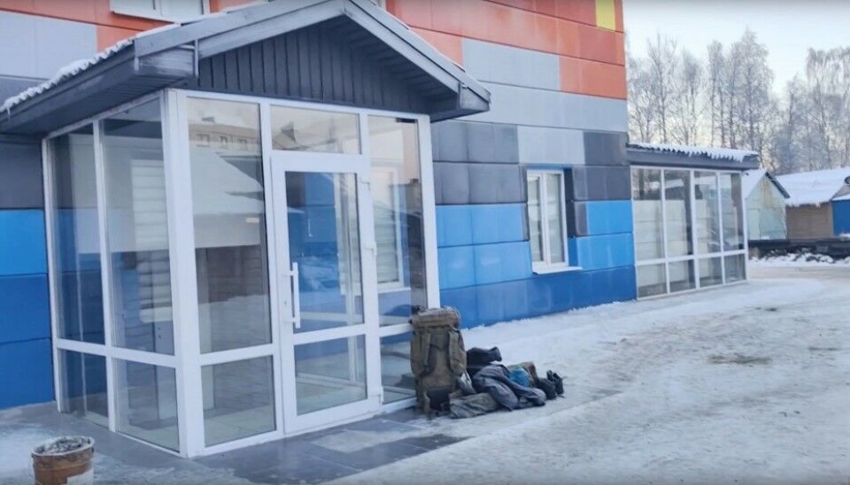 Traveling gear in front of the guesthouse in the Russian border town of Alakurtti. Screenshot of video published on VK page podslushano_alakurtti