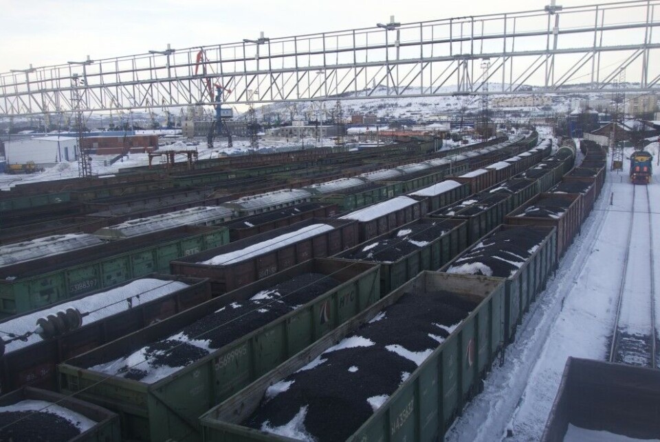 Уголь в порт Мурманска доставляют по железной дороге из Кузбасса на юго-западе Сибири.