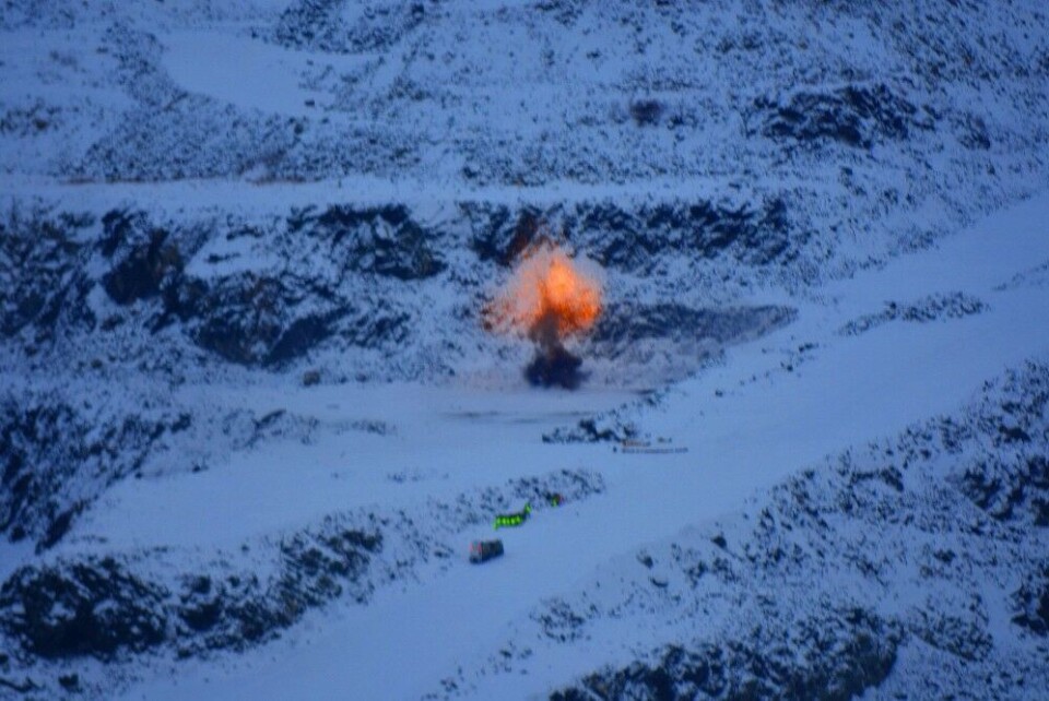 The blast as seen through the lens of Barents Observer's camera at a distance of a kilometer. Photo: Thomas Nilsen