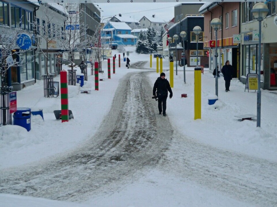 A few years ago, the pedestrian street in Kirkenes was decorated with both Norwegian and Russian border poles as a part of a art project. Photo: Thomas Nilsen