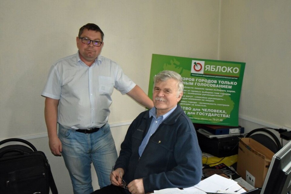Oleg Drozdov (left) and Vyacheslav Paykatchev at the office of Yabloko in Murmansk. Photo: Thomas Nilsen