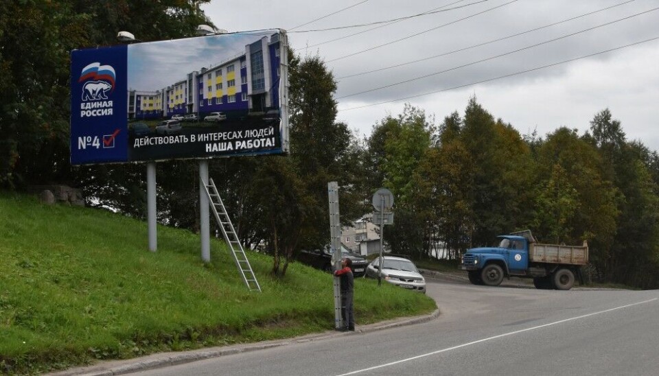 Edinaya Rossiya makes ready for election. Places huge posters along the roads in Murmansk. Photo: Thomas Nilsen