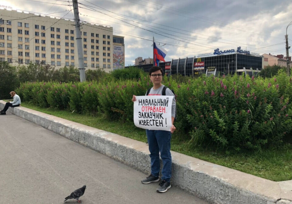 Violetta Grudina was detained for staging this one-person picket in support of Alexey Navalny on the central square of Murmansk. Photo: Navalny's Murmansk office
