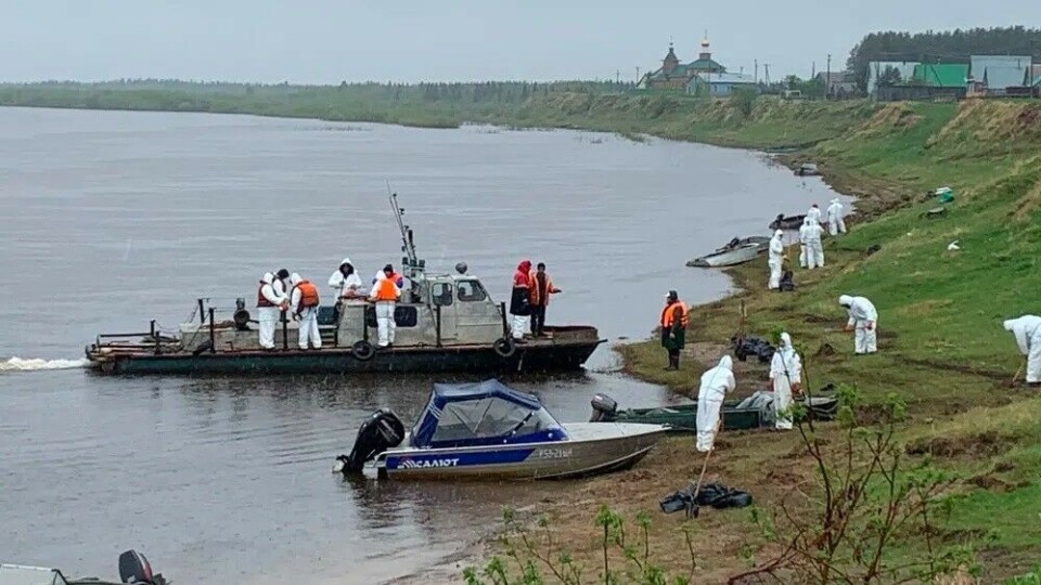 Cleanup personnel have managed to remove only parts of the oil that spilled into local rivers in May. Photo: Tatiana Britskaya, Novaya Gazeta