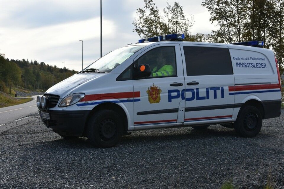 The police controled the cars on the road near the border on Sunday. Photo: Thomas Nilsen