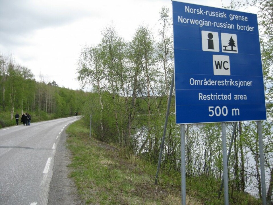 Signs along the road informs travelers about the restrictions in the border area. Photo: Thomas Nilsen