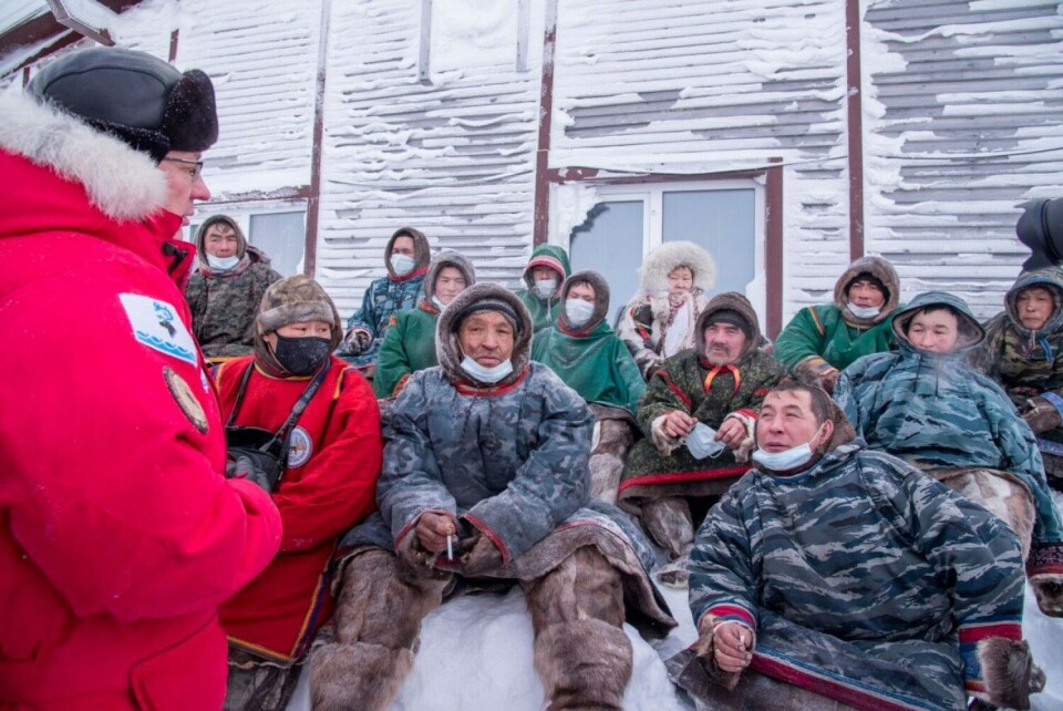 Municipal leader Andrei Kugaevsky meets with local herders to discuss the mass death of reindeer. Photo: mo-yamal.ru