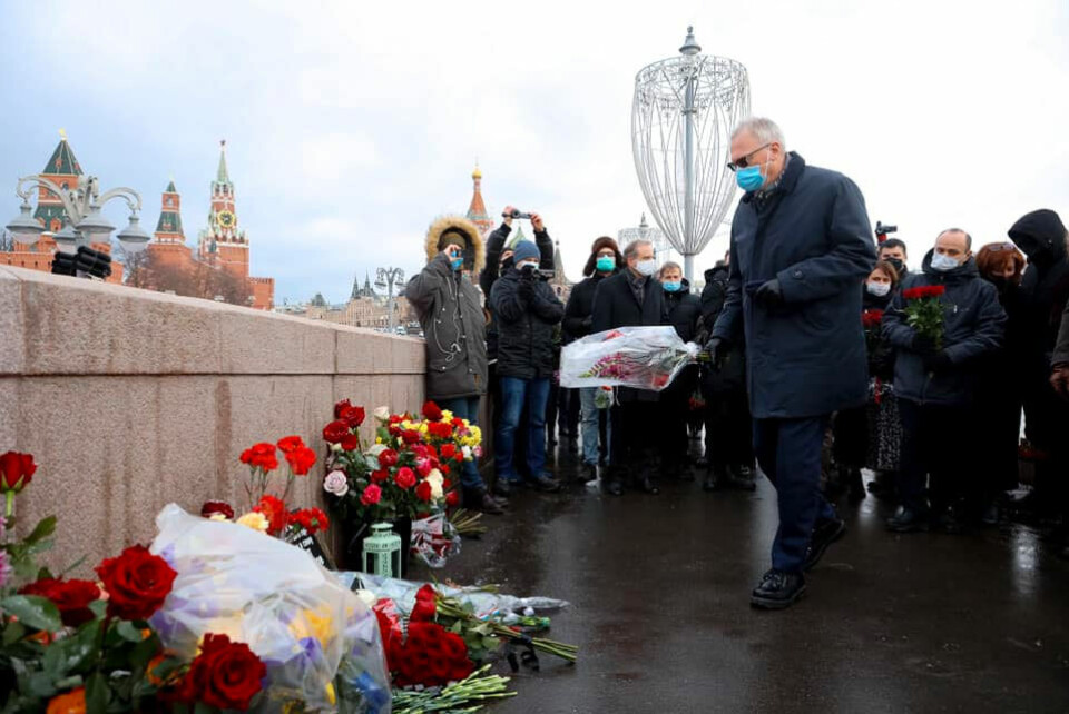 Norwegian Ambassador to Russia Rune Resaland on 27th February 2021 put flowers on the spot where Boris Nemtsov was shot in 2015. Photo: Norwegian Embassy in Moscow