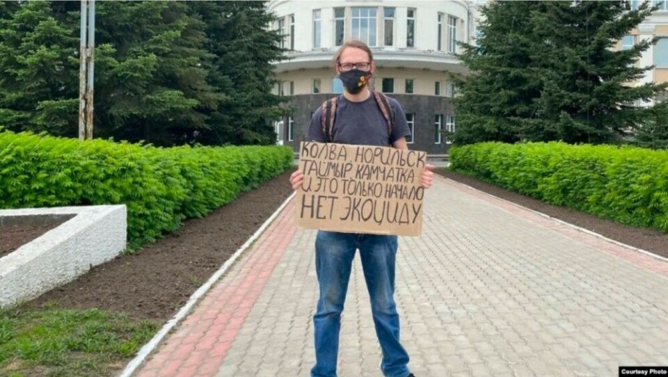 Евгений Корсак перед зданием правительства Архангельской области. Фото: Дарья Порядина, «Север.Реалии»