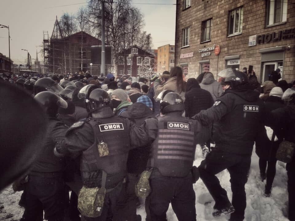 OMON riot police block the way for protesters on Lenin Prospekt in Petrozavodsk. Photo: Valery Potashov
