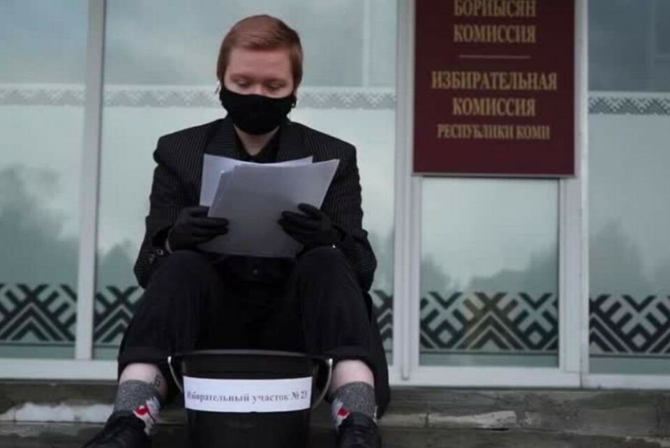 Нина Попугаева провела перформанс перед зданием республиканской избирательной комиссии Коми в Сыктывкаре. Снимок экрана видео