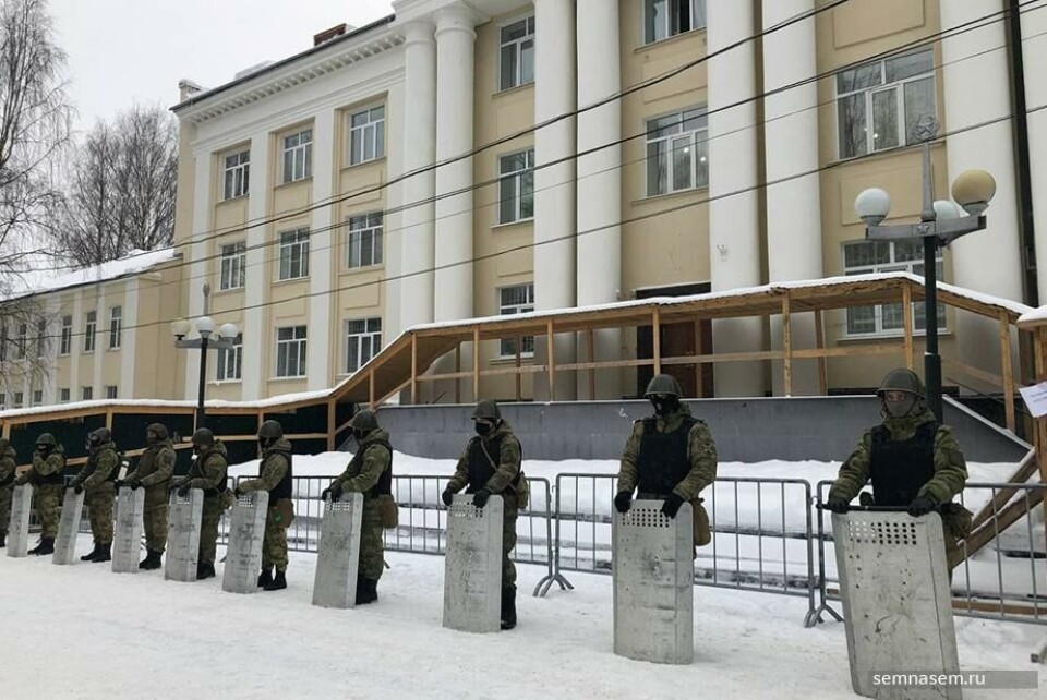 Forces from the National Guard (Rosgvardia) in front of the Interior Ministry building in Syktyvkar. Photo: Dmitry Stepanovsky / 7x7 Journal