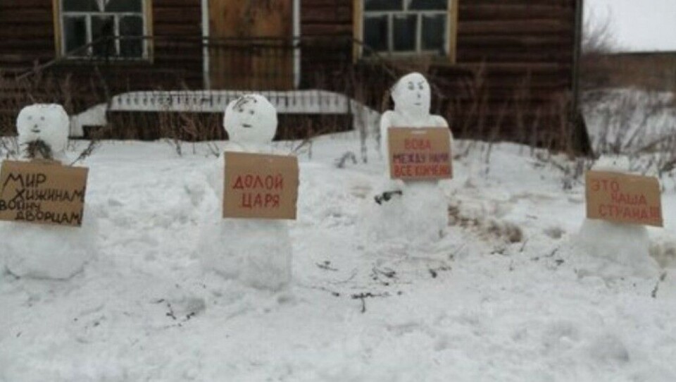 The snowmen held signs with anti-Putin slogans, including “Down With the Tsar.” Photo from twitter @borovikov_andre