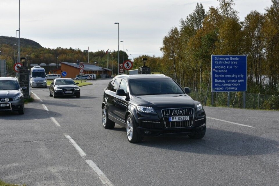 First Deputy Director of Federal Security Service (FSB) – Head of Border Service, General Vladimir Kulishov and several other top FSB officers crossed the border at Storskog some few minutes before 9 am. Here inside the Norwegian police cars in a motorcade driving them the few hundre meters to Sollia Guest House. Photo: Thomas Nilsen