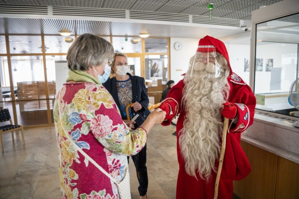 Santa Claus visited the Rovaniemi Town Hall vaccination centre on Sunday encouraging people to get Covid jabs. Photo: Visit Rovaniemi