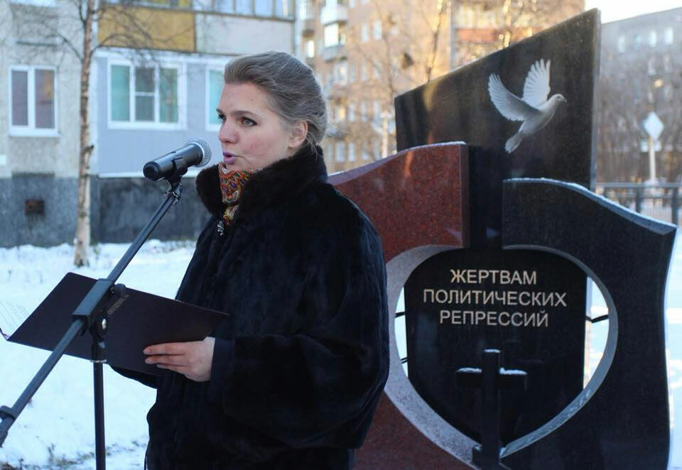 Agnessa Haykara by the monument of victims of repression in Murmansk. Photo: private