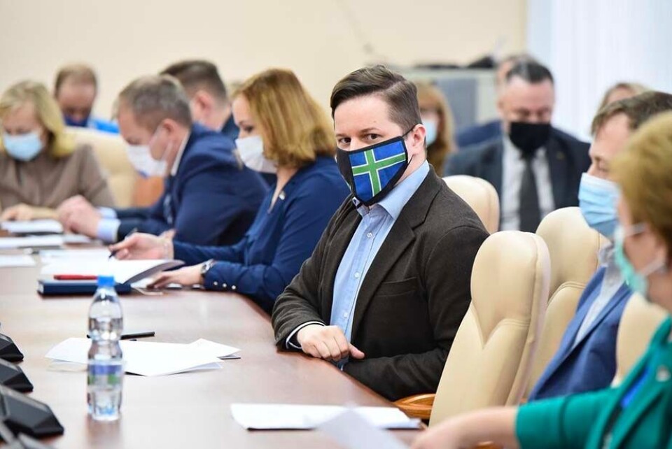 Viktor Vorobyev wears face mask in Komi national flag colors during session in State Council. Photo: 7x7-journal