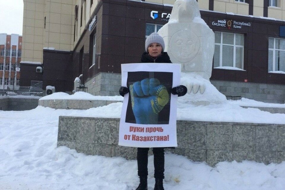 Акция протеста Елены Гулиной в центре Сыктывкара. Фото: «7х7»/»Вконтакте»
