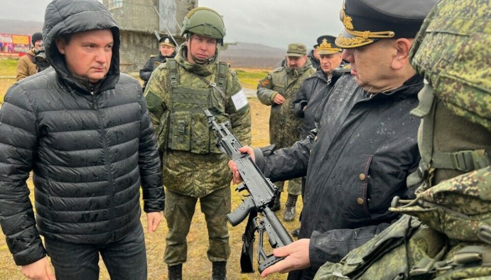 The weapons provided by the Ministry of Defense are the most modern available, says Arkhangelsk Governor Aleksandr Tsybulsky during a visit to the military base in Pechenga. Photo: Tsybulsky on Telegram
