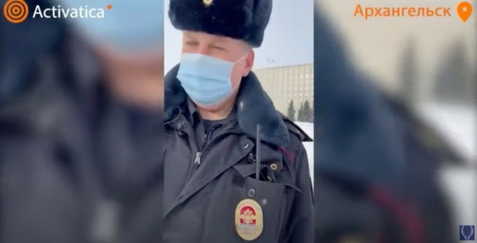 Александр Ряков выкрикнул «Слава Украине» на центральной площади Архангельска и сразу был задержан полицией. Кадр из видео Activatica