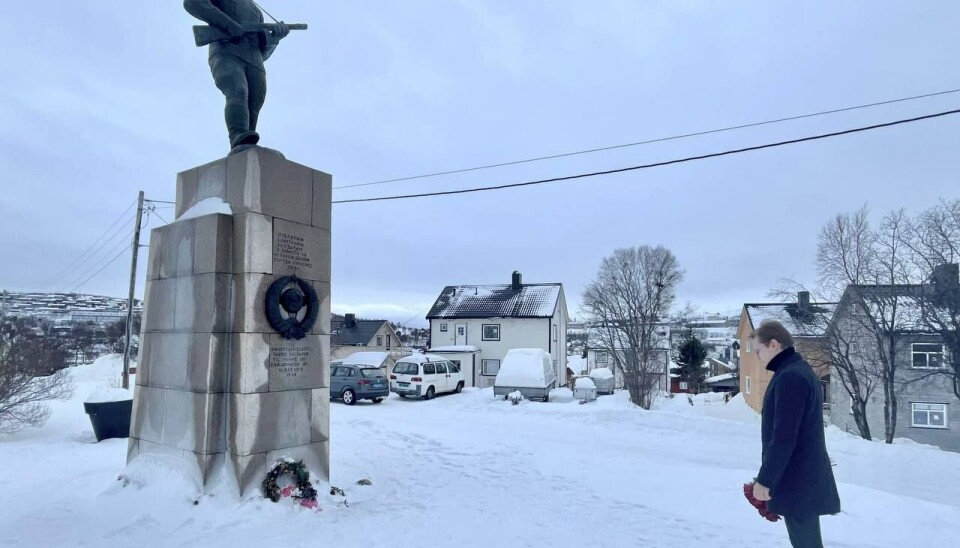 Aleksei Navalny’s portrait is out of sight as the Consulate’s photographer captures the staged moment when Nikolai Konygin pays tribute to Russia’s war soldiers. Photo via Telegram / Russian Consulate General in Kirkenes