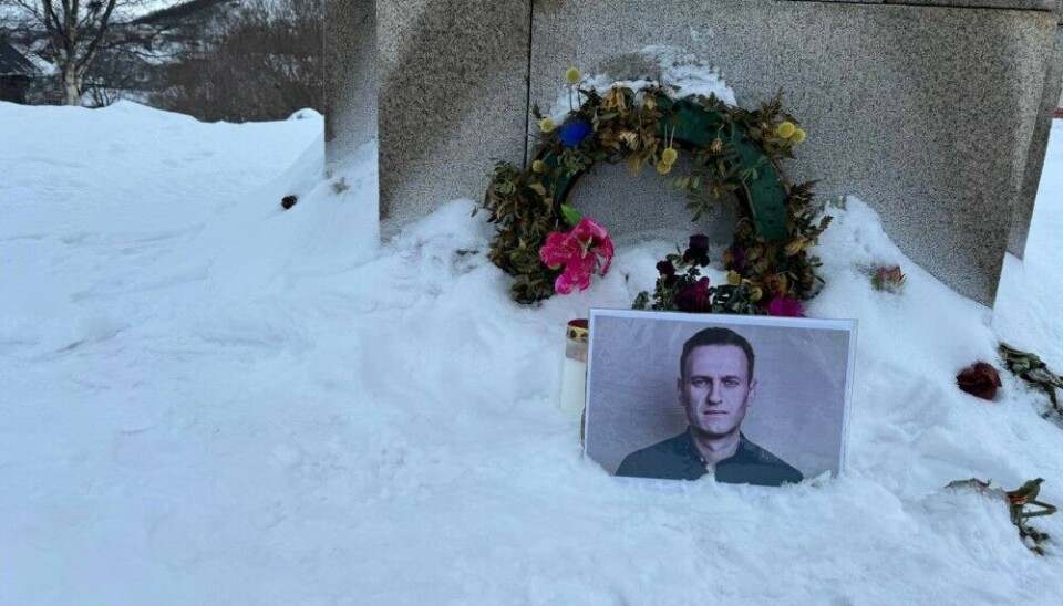The Barents Observer took this photo at the war memorial in Kirkenes earlier on Friday. Aleksei Navalny’s portrait in front of a candle light.