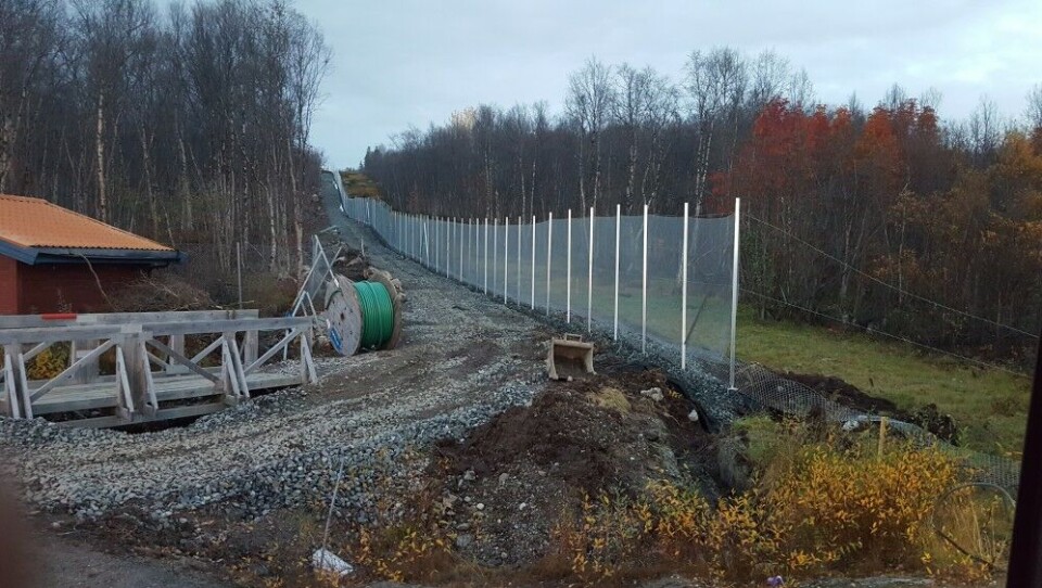 No work on the fence until more measurments are done. A few centimeters too far to the east could force the entrepreneur to tear down up to 50 meters of the disputed security fence. Photo from late Saturday evening. Photo: Thomas Nilsen