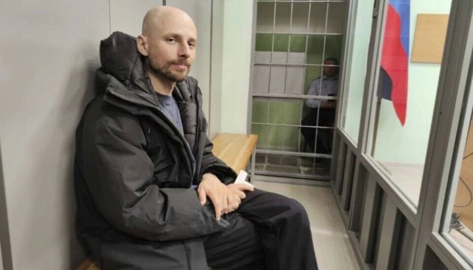 Sergei Karelin behind bars in the Murmansk court on Saturday. Photo from Telegram / Осторожно новости