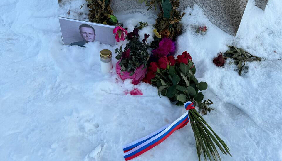 The Russian diplomats placed back Navalny’s portrait after staging the photo session when laying flowers with the Russian tricolor ribbon. Photo: Barents Observer