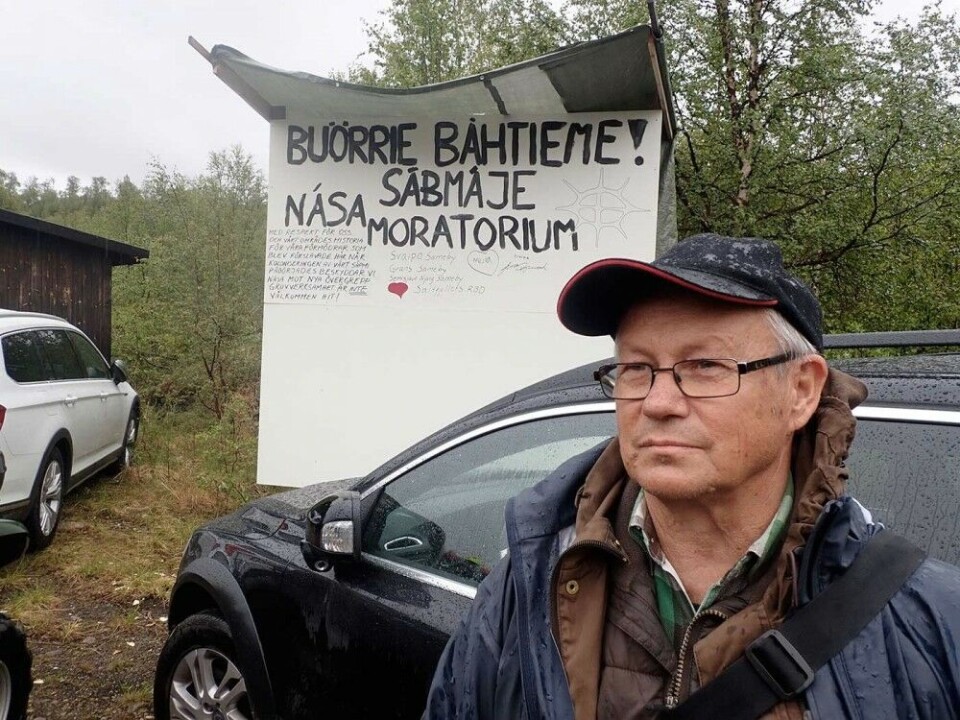 “Welcome to Nása Sámi moratorium.” The people who hiked up on the Nása Fell to look at the area where the company Elkem AS wants to start mining for quartz met this sign on their way. According to Ingemar Israelsson from the Svaipa Sámi village, quarrying would make it impossible to continue reindeer herding in the area.