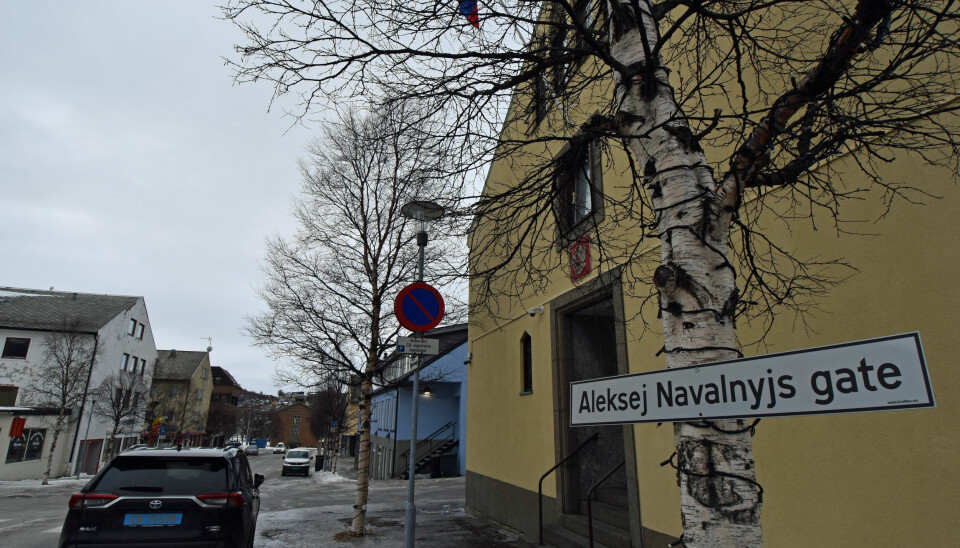 The street outside Russian Consulate General in Kirkenes was last Friday “renamed” by protesters in honor of Aleksei Navalny. The Norwegian border town has become a destination for northern exile-Russian Navalny supporters and others in opposition to Vladimir Putin’s regime. Photo: Thomas Nilsen