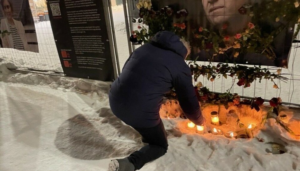 Prime Minister Jonas Gahr Støre lights a candle for Aleksei Navalny in the center of Kirkenes, the Norwegian town a 15-minute drive from the border with Russia. Photo: Prime Minister's Office