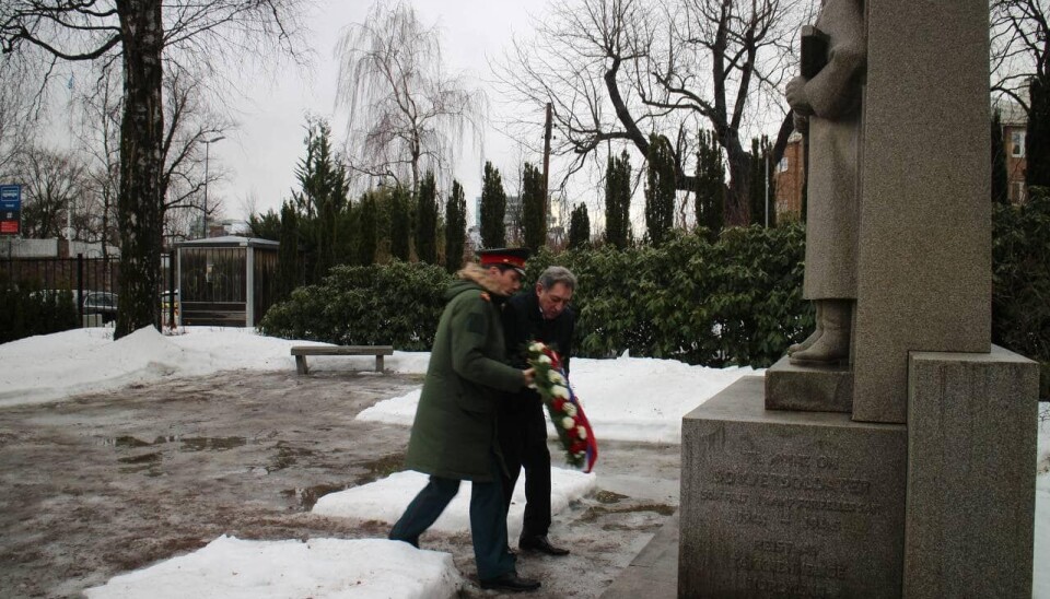 Russian Ambassador to Oslo, Teymuraz Otarovich Ramishvili, together with the defense attache, laid wreath at the war memorial in Oslo on February 23. Photo: Russian Embassy in Oslo via Facebook