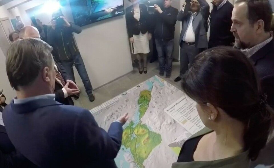 Sergey Ivanov (front left) asks why the Norwegian part of Pasvik Nature Reserve is not included in the new map. To the right, Minister of Natural Resources and Environment Sergey Donskoy. Screenshot from video by Bloger51.com