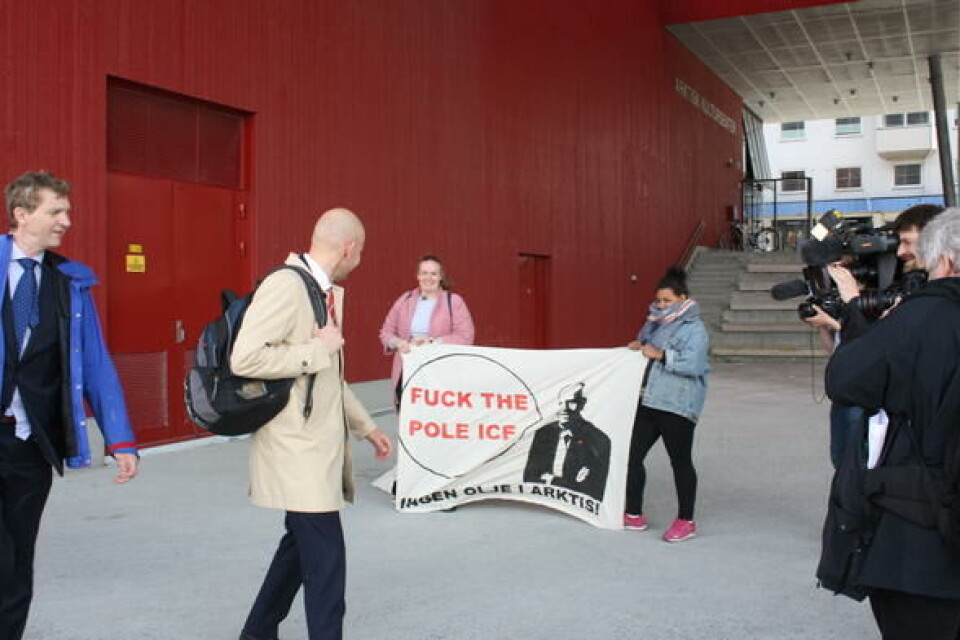 Minister Tord Lien was met with this banner by Nature and Youth in Hammerfest. Photo: Gaute Eiterjord