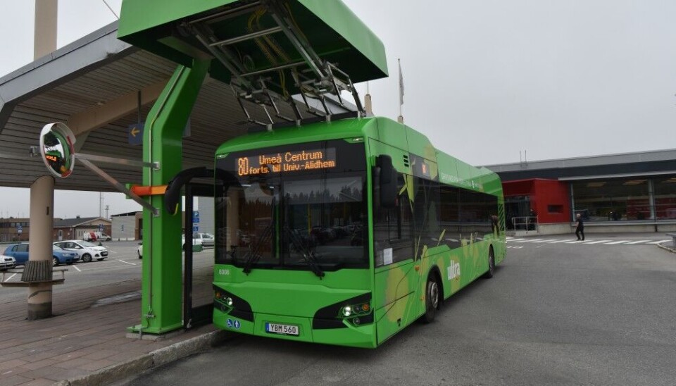 At end-stops, batteries are charged via the plugin device on the roof. Photo: Thomas Nilsen