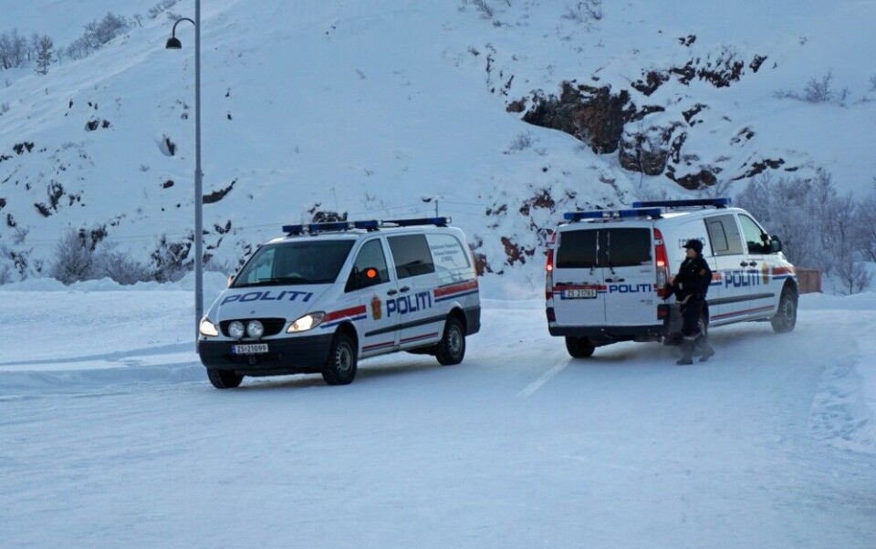 Police cars guarding the road. Photo: Thomas Nilsen