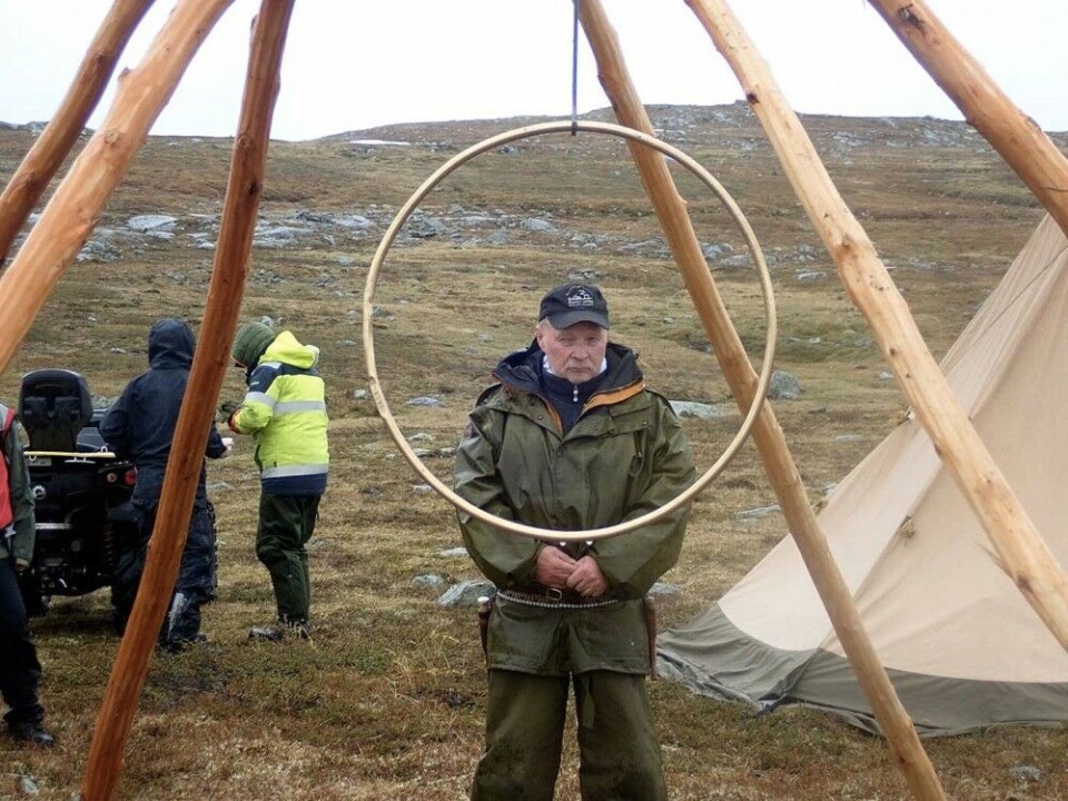 “This is a symbol that makes a strong impression, and when I stand here, on this land, I feel safe.” Olof Anders Kuhmunen participating in the demonstration on Násafjäll. Photo: Marianne Hofman